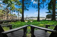 Bella Vista Cabin on the Lake with Hot Tub, Canoes, Beautiful Views, EV Charger. - Hytter