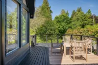 Renovated A-frame with water view - de charme