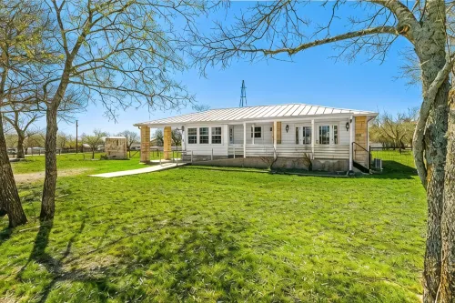 Charming, Hill Country Small-town Suite, Centrally located. - 3-Star