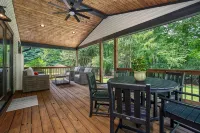 LUXURY FARMHOUSE, 2 Living spaces, Sleeps 12, PRIVATE in the mtns, 10min to town - Homestays
