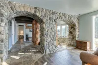 Snow Springs Pool House w/ PRIVATE heated, hotsprings pool! 5 bedrooms,Sleeps 15 - Feriehus