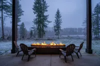 Brand New Luxury Cabin on 5 acres with Hot Tub and Game Room. Cozy and Clean. - シャレー