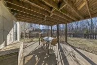 O'Fallon Edge Oasis- 4bd/3bt, Wooded Backyard, Office, Great Family Getaway - WiFi