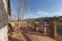 NEW LISTING: 2022 New build w grotto cave pool/amazing views Don't miss this one - สระว่ายน้ำส่วนตัว
