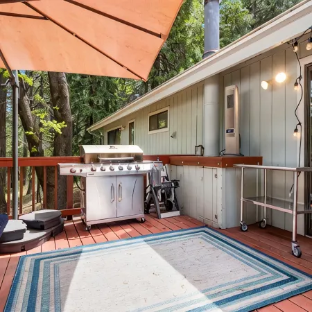 Lux Retreat with Sauna, Game Rm, BBQ Grill, Deck Dining, Fire pit, Close to Lake