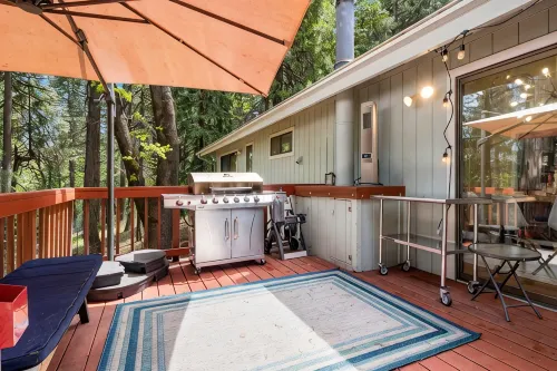 Lux Retreat with Sauna, Game Rm, BBQ Grill, Deck Dining, Fire pit, Close to Lake - 샬레 호텔