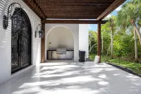 A Private Siesta Key Waterfront Estate with Extraordinary Indoor/Outdoor Pool - 4 estrellas