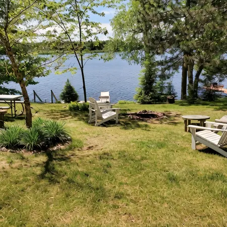 Lakefront Large Lodge in quiet bay~ Pontoon Rental Available