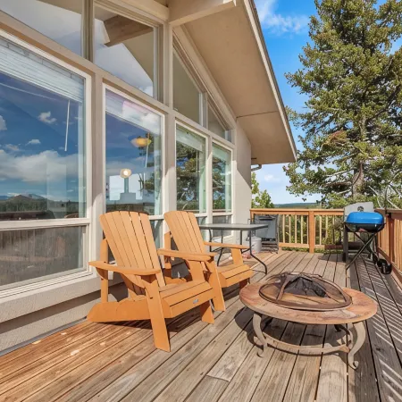 Falcon Ridge Chalet-Woodland Park: WiFi & Views, Deck and Views of Pikes Peak