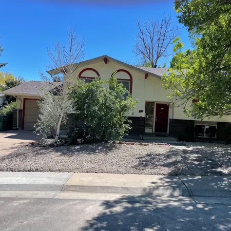 Cheerful 4 Bedroom Home - Back Yard/Game Room!