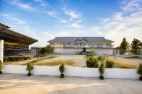 White House Hotel Kamphaeng Phet - 駐車場