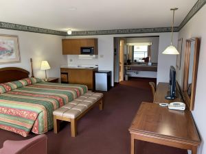 Econo Lodge Inn & Suites