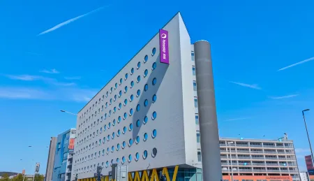 Premier Inn Cardiff Bay Отели в г. Пенарт