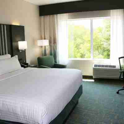 Holiday Inn Express & Suites Hendersonville SE - Flat Rock Rooms