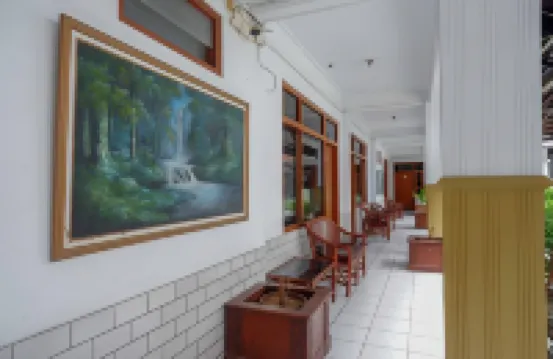 RedDoorz Plus Near Alun Alun Selatan