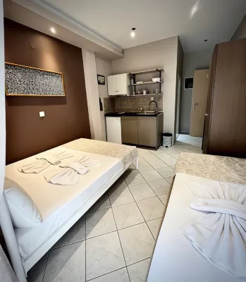Room-Beautiful Bedroom for 3 People in L