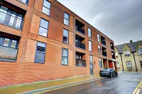 Lovely Flat in Kiln Close with Free Parking