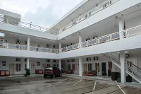 RedDoorz Plus Near Ums Solo Hotel dekat Super Indo Gumpang
