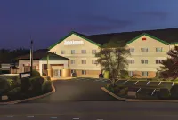 Radisson Hotel & Conference Center Rockford - breakfast
