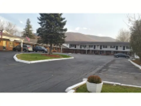 Howard Johnson by Wyndham Williamstown Hotels in Williamstown