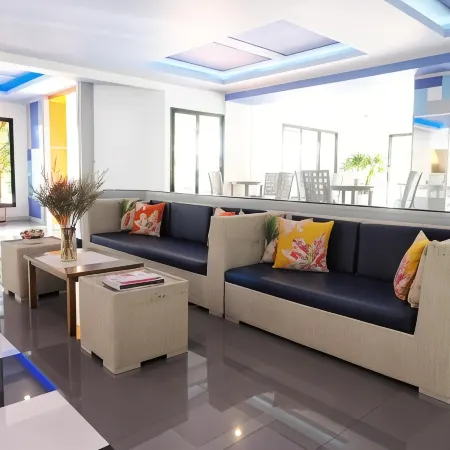 Siri Hotel Phuket Отели рядом с достопримечательностью «Школа Satree Пхукет»