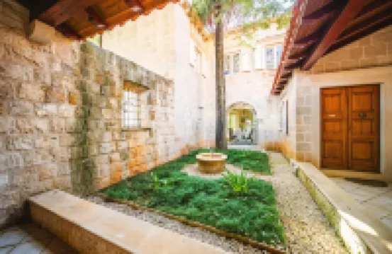 花園綠洲泳池別墅