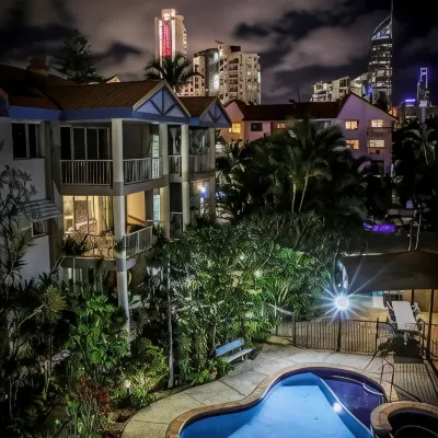 Surfers Beach Holiday Apartments Hotels near Nobby Beach