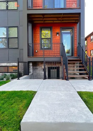 Newly-built modern farmhouse condo available in Grosse Pointe Park! Отели в г. Гросс Пуэнт Парк