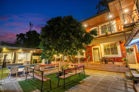 Flora Ecostay Resort and Spa Lonavala Отели рядом с достопримечательностью «Карла Кейвс»