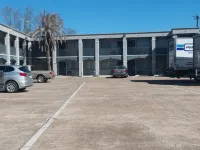Howard Johnson by Wyndham Historic Lake Charles - parkir