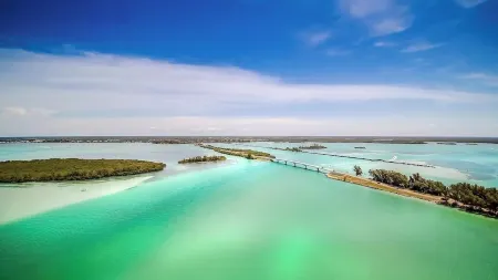 Luxurious Haven: Poolside Paradise for 11, Steps from Punta Gorda's Best! Отели рядом с достопримечательностью «Кидстар Парк»