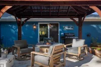 Modern Kitchen and Tranquil Outdoor Space - Luxurious Haven Hotels in Bentonville