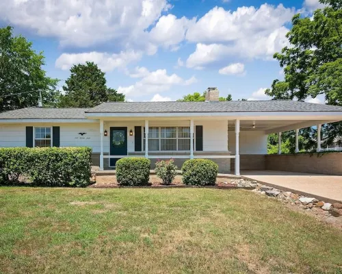 Kid Friendly. Outdoor space. Fully stocked kitchen. Bright and clean. Hotels in Mountain Home