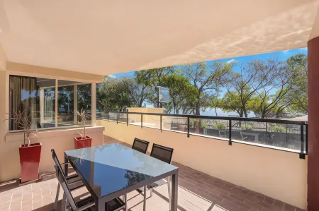 Alexander Beachfront Apartments Отели в г. Херви-Бэй