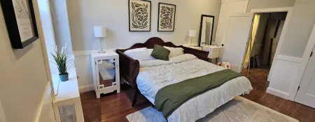 Charming Newly Renovated Full-Floor Jersey City Brownstone with WiFi, AC Отели рядом со станцией Железнодорожная станция Grove Street