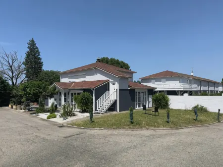 Fasthotel Avignon Nord le Pontet Отели рядом с достопримечательностью «Camping du Grand Bois»