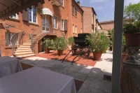Hotel Duchessa Isabella Collection by Gsa Hotels Hôtels à proximité de : Palazzo Schifanoia