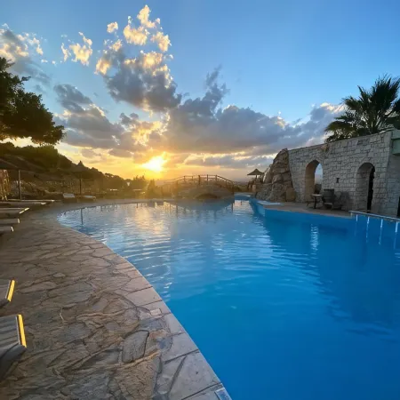 Arolithos Traditional Village Hotel Отели рядом с достопримечательностью «Пляж Амудара»
