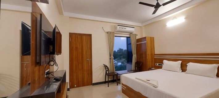 Bluestone Hotel & Restaurant Отели в г. Мандармани