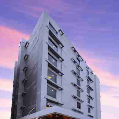 Howard Johnson by Wyndham Kolkata Hotel Exterior