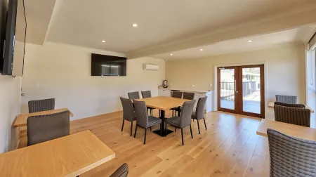 New Crossing Place Motel