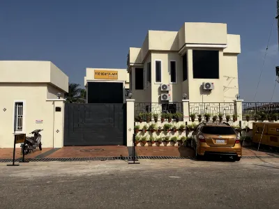 The Neat Place Hotel dekat Murtala Square