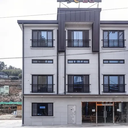 Yeosu Moon Pension Отели рядом с достопримечательностью «Маяк Хамель»