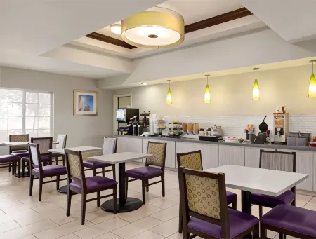 La Quinta Inn & Suites by Wyndham Fresno Northwest Отели рядом с достопримечательностью «Deran Koligian Stadium»