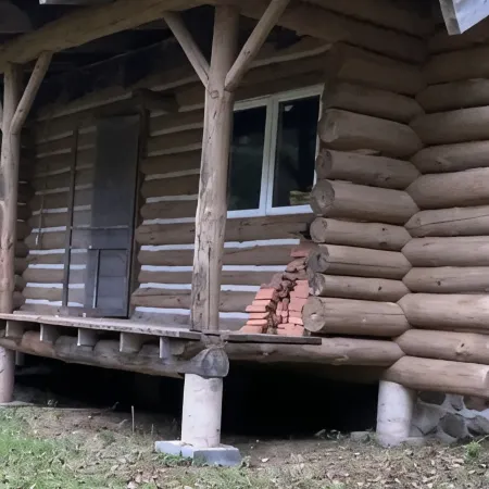 Very private log cabin nestled in the woods to unwind & unplug.