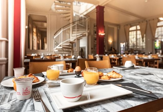 La Mère Poulard의 외관과 주변 풍경