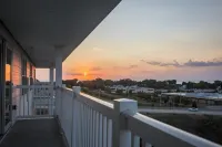 Luxury Condo on River/Golf Course with all the amenities. 10 min walk to beach