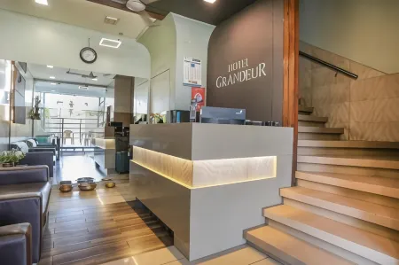 Hotel Grandeur Отели в г. Валсад