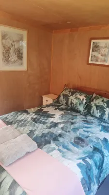 Kingfisher Cabin. Nestled Pukekohe Side of Bombay, with a Large Private Pool. - Chalets