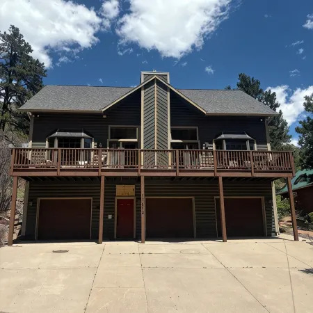 5 bd 4 bth, AC, fireplace, hikes, waterfalls, salt water hot tub, walk to town!